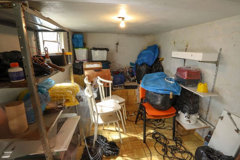 Casa cheia de mobília e objetos para recolha de recheio