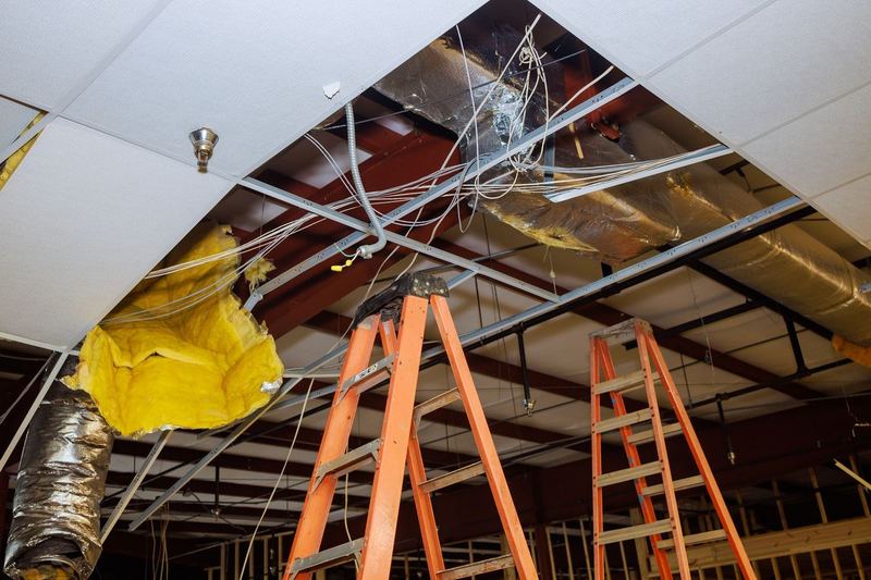 Desmontagem de teto falso